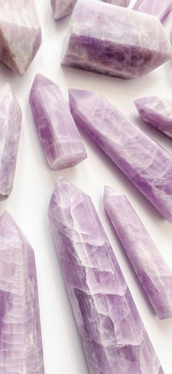Guide de la Kunzite : Signification, Propriétés et Vertus