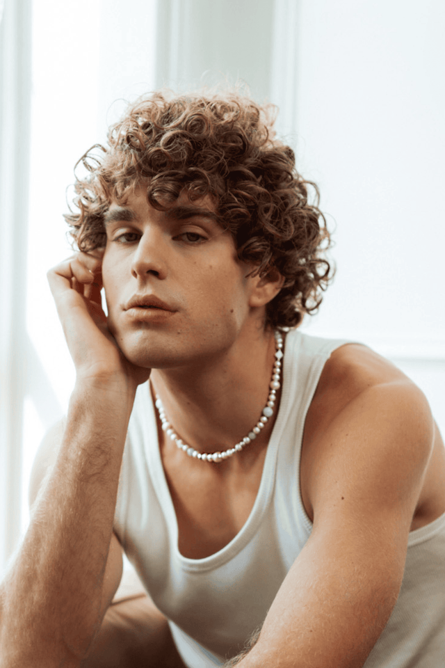 Les jeunes hommes et le collier de perles : redéfinition de la masculinité - NEIJE