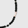 Collier onyx et perles d'eau douce.