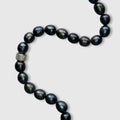 Collier en perles baroques noires. Fabrication française.