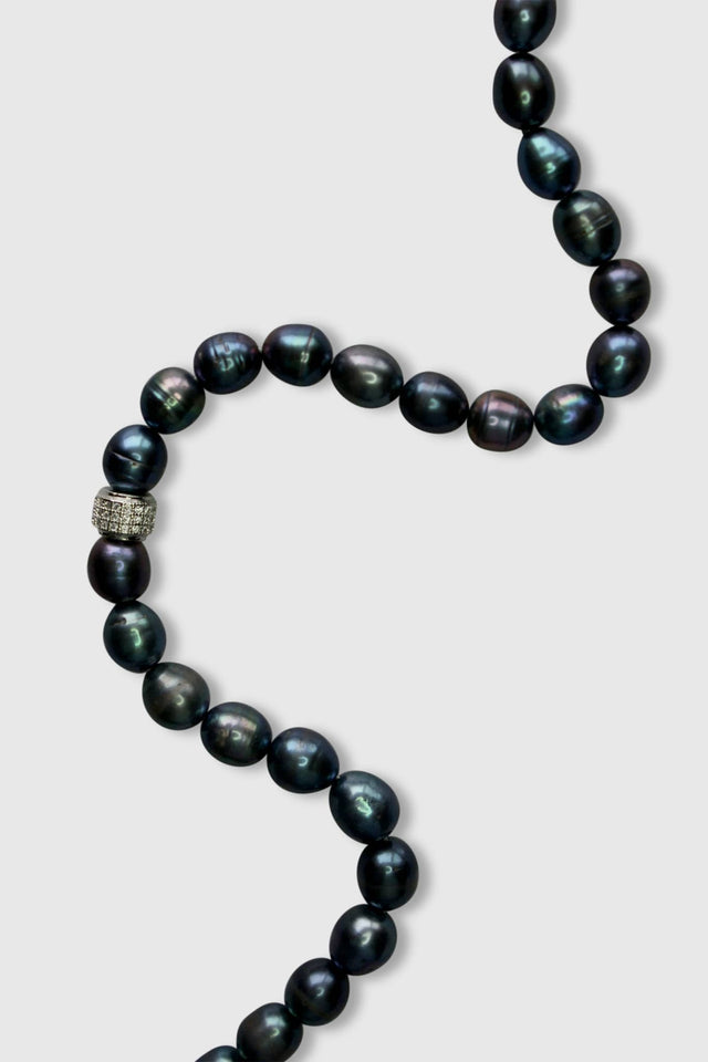 Collier en perles baroques noires. Fabrication française.